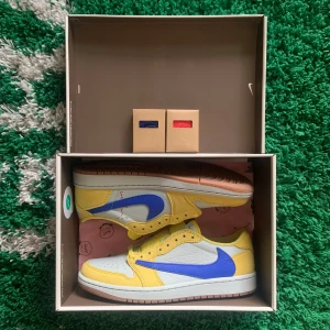 Travis Scott x Air Jordan 1 retro low OG SP canary - Size US 10,5W = EU 42,5. Condition brand new. All original + receipt. Skicka ett meddelande innan köp!