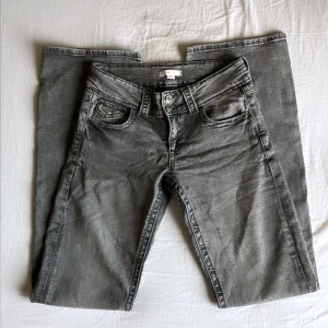 Gina Tricot Jeans - Säljer dessa low waist Gina Tricot jeans i storlek 158. Jag brukar i vanliga fall ha storlek 170-164 men just dessa passade mig i strl 158💞 Har använt 2-4 gånger vilket inte alls syns! Nytt skick! Skriv för frågor! 💞💞 Midjemått: 36-37cm (justerbart) 