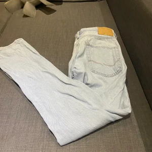 Jack and Jones jeans.  - Säljer dessa härliga sommar jeans som är billiga och perfekt till sommaren att ha och en riktigt härlig färg.