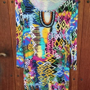 Hippietunika - Färgsprakande hippietunika med dekorativa stenar. 