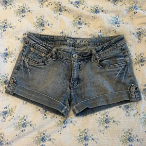 Jeans shorts  - Säljer dessa Jeans shorts som tyvär inte kommer till användning längre. Dessa har skit snygg fickor och skulle säg att de är i storlek M/S. 💛 