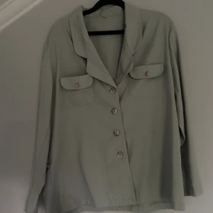 Kofta/Jacka - En jättefin svalare jacka som är perfekt nu till sommaren, står inte vilket märke! Skriv vid frågor ☺️