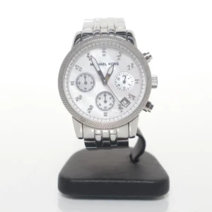 Michael Kors - MK 5020 - Silverfärgad Michael Kors klocka  Boettdiameter 30 mm Bra skick men tecken på användning Säljes långt under nypris. För fler frågor och bilder är det bara att skriva på DM 🙏 Box medföljer