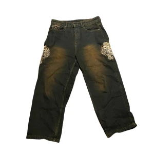 🐯ED HARDY JEANS🐯 - Ed Hardy jeans från Urban outfitters🐯🔥 köpta i butik för 1000kr, lite wear på hälarna. Säljer dom för att jag aldrig använder dom. Pris kan diskuteras!!💯