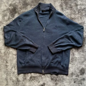 Ralph lauren fullzip  - Säljer en snygg Ralph Lauren full zip storlek m. Bekväm och är perfekt för sommar! Skick enligt bilder inga hål etc.  Skriv om ni har frågor:)