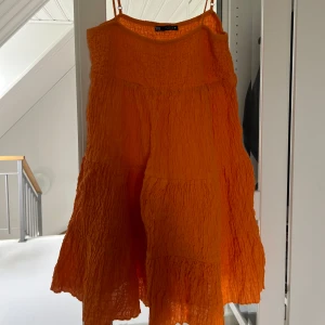 Volang klänning - Klänning från Zara som är använd en gång. Den sitter jättebra på och är väldigt skön. Banden går även att justera.