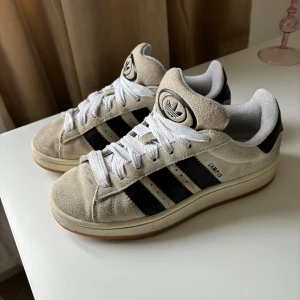 Adidas Campus 00 - Säljer mina Adidas Campus 00 i färgen ”Crystal White”. Dom är i fint skick och är sparsamt använda. Storlek 38. Säljer dom för 600kr. Skicka ett meddelande vid intresse☺️Är intresserad av andra bud vid snabb affär. 