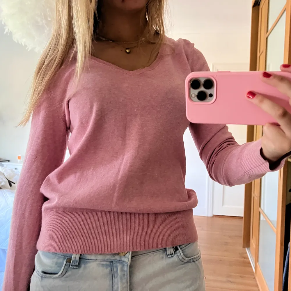 Fin rosa tröja från Tommy Hilfiger passar perfekt till sommarkvällar!. Tröjor & Koftor.