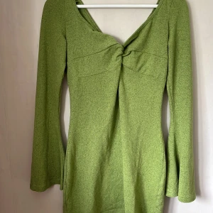 Grön Nelly klänning  - Grön Nelly klänning, nyskick, skickar fler bilder vid intresse ❤️