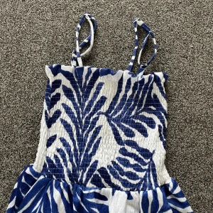 Blå, vit klänning  - Jag säljer min blå, vita klänning från H&M som har blivit för liten för mig. Den är jätte skön och stretchig. Skriv för fler bilder💕