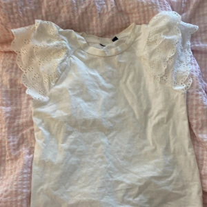 sommar topp med volang  - ny skick vit passar xxs till M , sitter inte tajt 