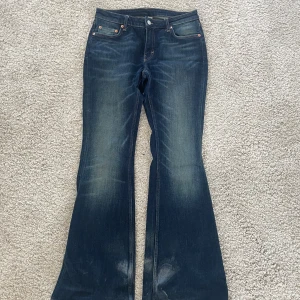 Flared jeans weekday - Midjemåttet är 35cm rakt över, innerbenslängden är 75cm. Säljer på grund av att den inte passar mig. Fläckarna går nog att tvätta bort. Skriv för fler frågor💗