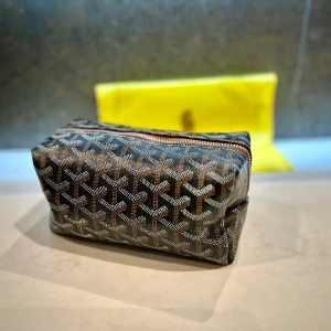 Necessär  - Hej, just nu säljer jag denna skitsnygga inspirerade goyard necessären. Färgen är svart o det finns massor av utrymme för sminkborstar o annat. Tveka inte på o ställa några frågor eller att be om fler bilder och checka min profil för andra fina saker