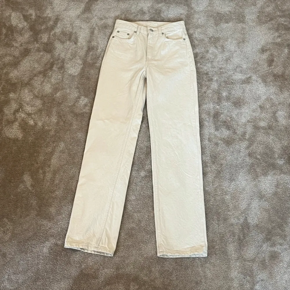 Jag säljer ett par Weekday jeans i modellen Voyage samt i färgen Ecru. De är i otroligt bra skick och endast använda 2-3 gånger. De är i storleken 24/32 och passar mig bra som är ungefär 170 cm.. Jeans & Byxor.