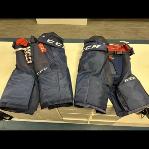Ccm hockeybyxor  - Söker ett par sånna här byxor om det finns någon som vill sälja i svart färg helst storlek senior medium eller large. Och ft4 pro. Skriv om ni är intresserade av att sälja ett par!