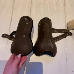 Benskydd  - Zandona benskydd Storlek L Fint skick men finns lite repor