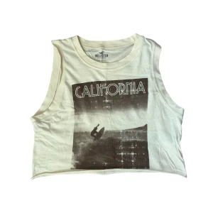 Crop top - Croppat linne från hollister. Använt fåtal gånger, nyskick. Storlek: XS