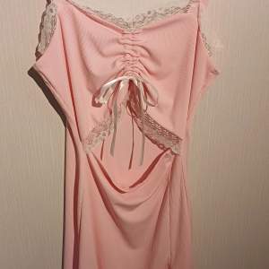 Superfin rosa klänning med lite spets och en rosett🎀 Hittar ingen lapp så vet ej märket eller storlek men tror att de är en s kanske en medium, stretchigt material  Fler bilder kan fås och kontakta mig gärna innan köp då jag säljer på fler sidor🤍
