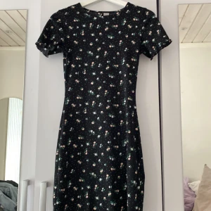 Sommarklänning  - Superfin blommig klänning från HM!! I princip aldrig använd, köpt för 150kr säljer för 10kr💓