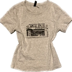 Tshirt - Snygg baby tee till sommaren! Som ny :) skriv för fler bilder eller frågor, pris kan alltid diskuteras!