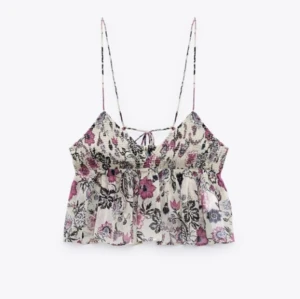 Zara topp - Säljer min eftertraktade och trendiga topp från zara!🌟 Storlek S men passar nog vem som helst mellan XS-M!