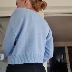 Blå sommartröja! - En blå ganska cropped tröja, i nyskick!Kontakta gärna innan ni tryckt på köp nu om ni väljer de alternativet!