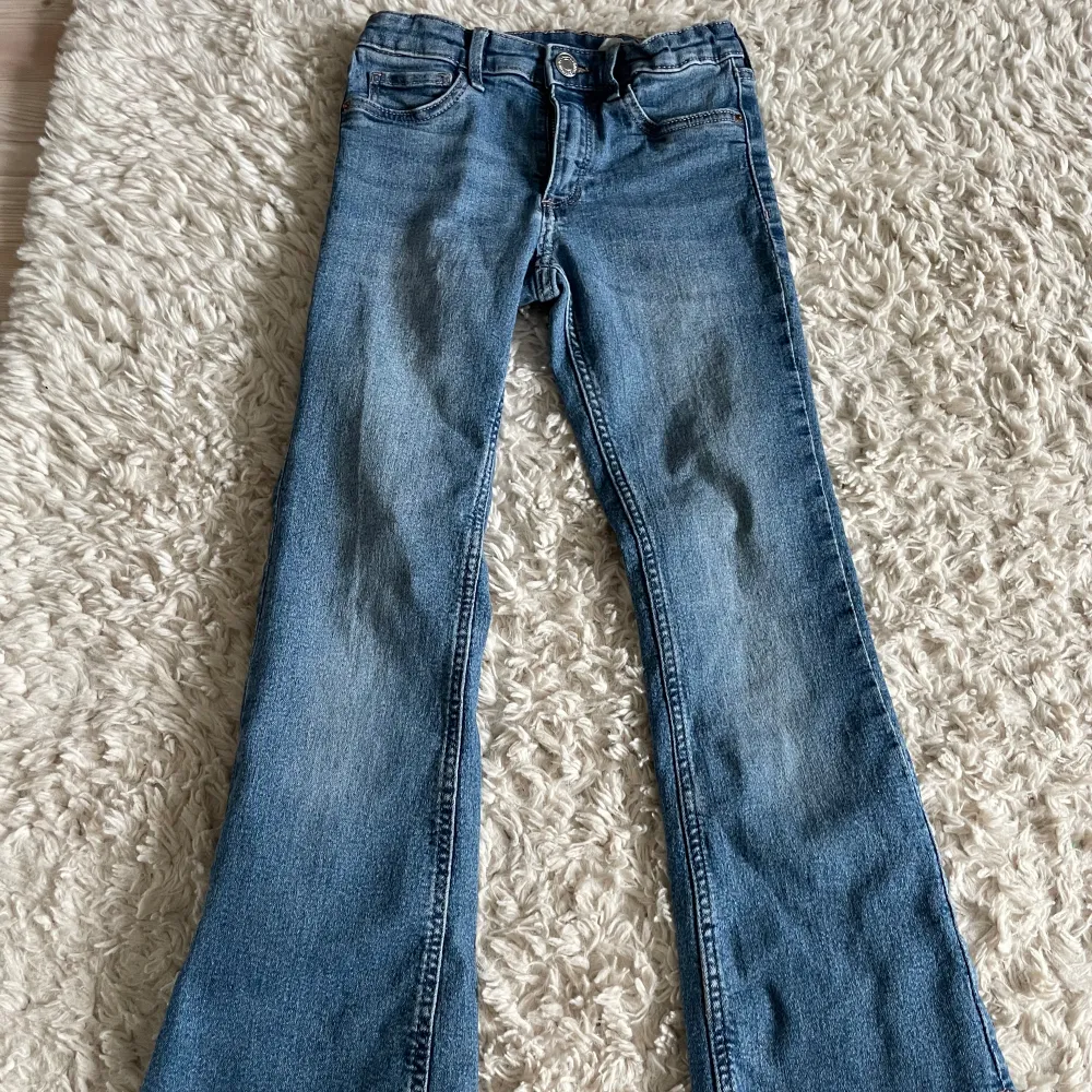 Säljer ett par fina jeans från H&M. De är använda många gånger men är i ett fint skick❤️ Köpt för 100kr. OBS! Köparen står för frakten.. Jeans & Byxor.