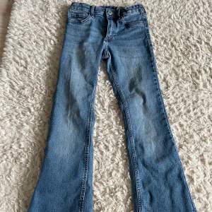 Säljer ett par fina jeans från H&M. De är använda många gånger men är i ett fint skick❤️ Köpt för 100kr. OBS! Köparen står för frakten.