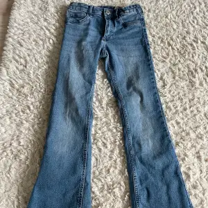 Säljer ett par fina jeans från H&M. De är använda många gånger men är i ett fint skick❤️ Köpt för 100kr. OBS! Köparen står för frakten.
