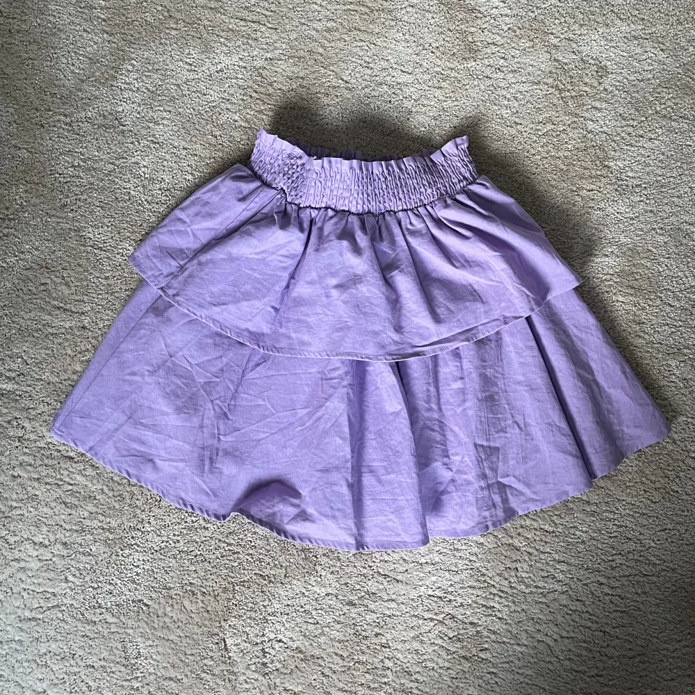 Så fin ljuslila volang kjol, helt ny!  Har tyvärr aldrig kommit till användning då jag har så många liknande🫶🏻 har även ett undertyg (se bild 3)❣️kan även användas som topp! Ifrån shein <3 använd gärna köp nu!. Kjolar.