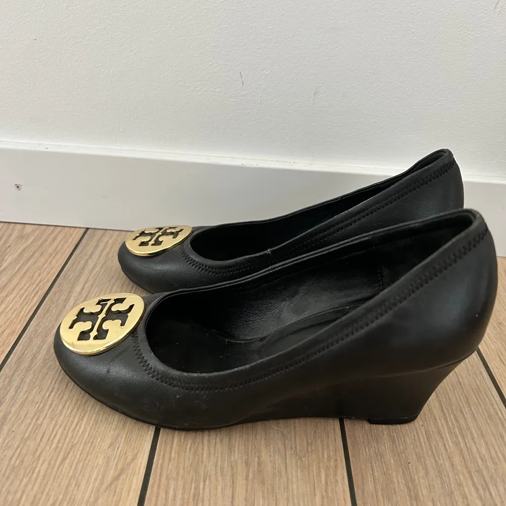 Tory Burch pumps med kilklack säljes! Fint skick  Storlek: 36. Skor.