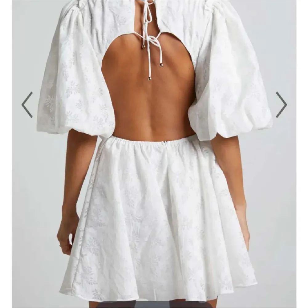 vit klänning från okänd märke Aiyana, köpt för 700kr ej använd. perfekt till studenten!. Klänningar.