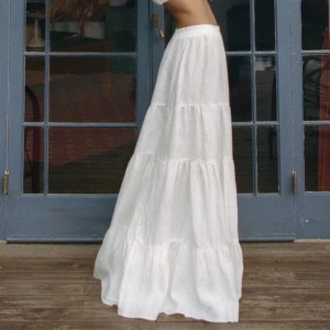 Vit linnekjol - Så vacker kjol i nyskick🤍 Köpt dyrt i Spanien. Passar någon mellan ca 150-167cm