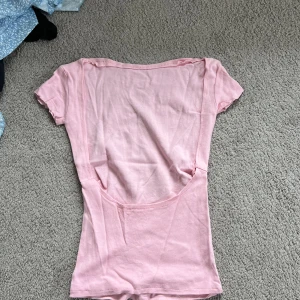 Tröja med öppen rygg - Säkjer denna tröja som är perfekt för sommaren men inte kommer till användning 