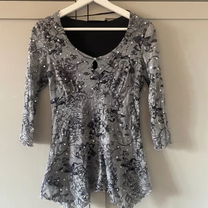 Fest topp - Snygg trekvarts blus! Med fina detaljer 😻