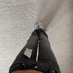 Lågmidjade jeans - Jeans från zara med prislapp! Modellen är straight och lågmidjade💕💕grå/svarta