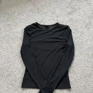 En svart blus tröja som är tunnare upptill som inte längre kommer till användning 