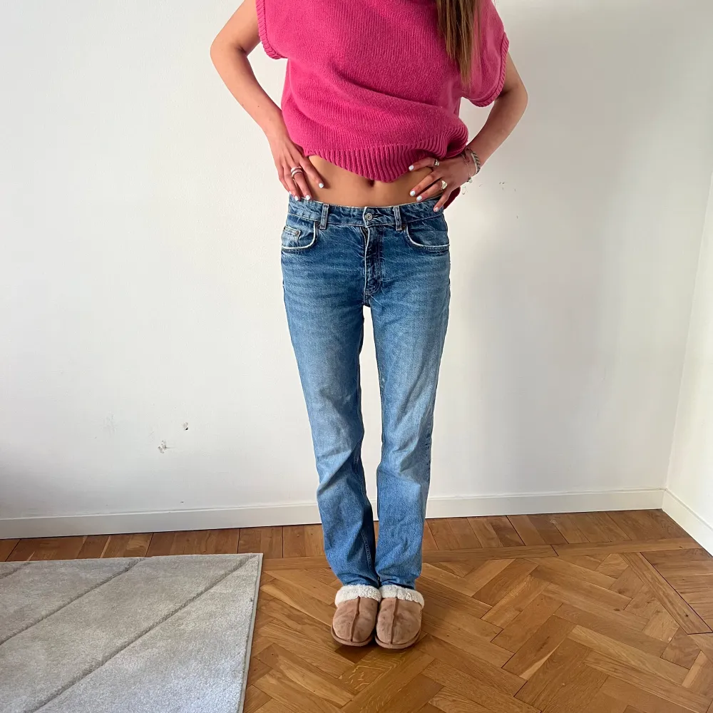 Säljer dessa såååå najs jeans i lite boyfriend modell jag älskar dom så mycket men nu är det dags för dom att hitta nytt hem!🩵. Jeans & Byxor.