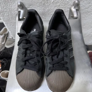 Adidas superstar - Säljer mina adidas superstar i unik färg. De är nästintill oanvända och köpta för 1 år sedan. Nypris ca. 1.200 kr! Pris kan diskuteras!