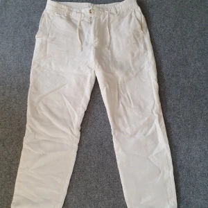 Linnebyxor - Storlek ser du på bild 2.  -Bra skick -Säljer pga att de inte passar Färg: Vita