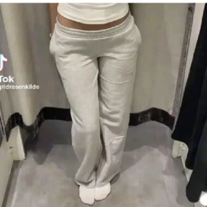 Mjukisbyxor från Bikbok - Säljer mina gråa lågmidjade mjukisbyxor från BikBok❤️