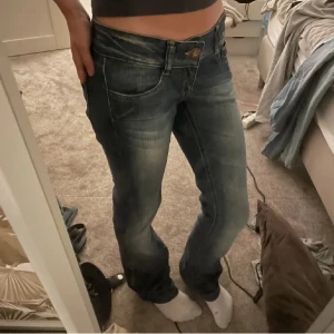 Bootcut jeans - Säljer dessa bootcut jeans då jag tröttnat på dom💕 De har ett hål på ena benet men det ser ut som att de är köpta så!! 