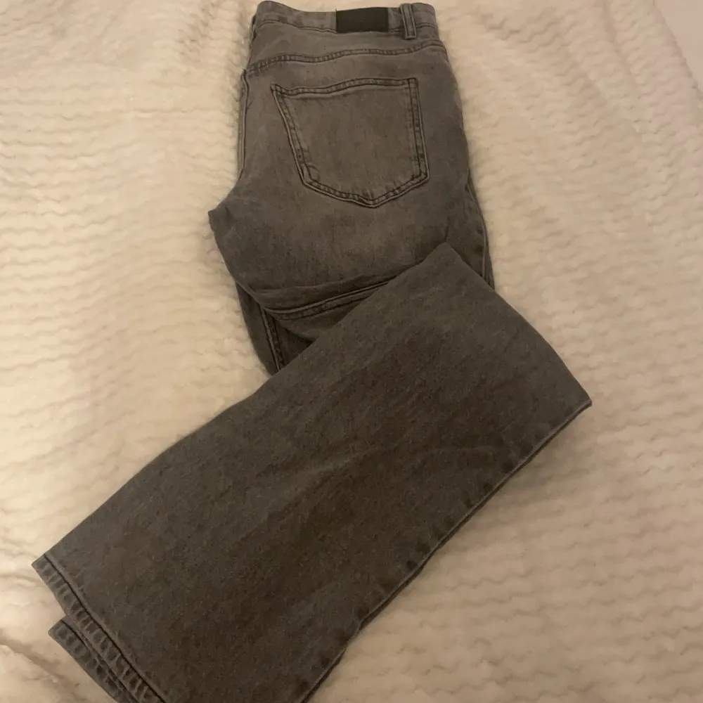 Trendiga Gråa flare jeans i storlek 40 från Gina tricot, köpta för 500 kr , använt fåtal gånger därmed i bra skick säljs för 200 kr. Jeans & Byxor.