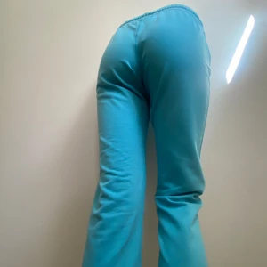 Byxa  - Utsvängda diesel byxor med låg midja, står strl M men passar bättre på en S