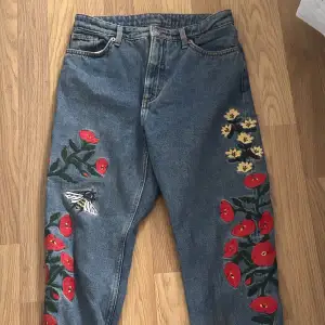 De är ett par jeans med broderi. Använder de inte längre så därför säljs de.