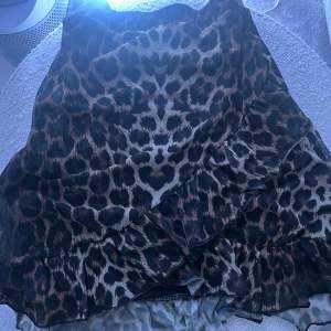 Säljer min super fina leopard kjol som inte kommer till användning längre💘