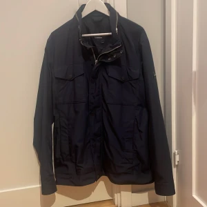 J.Lindeberg jacka - Säljer denna J.Lindeberg jacka då den inte kommer till användning längre. Jackan är i bra skick men har tecken på användning 