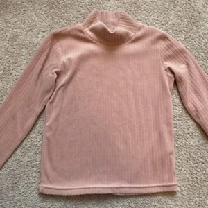 Rosa långärmad tröja  - Rosa långärmad tröja men ränder i tyget från Uniqlo. Halv polo-krage/ hög krage.