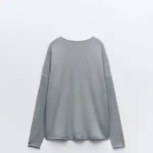 Ljusblå/ljusgrå stickad tröja från Zara i bra skick, använd fåtal gånger, slutsåld på hemsidan, väldigt snygg passform
