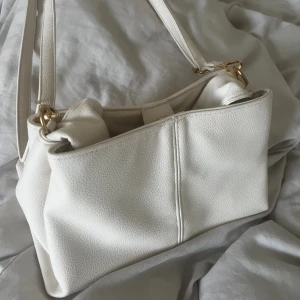 Handväska  - Vit handväska från SHEIN (köpt för 180) aldrig använd 